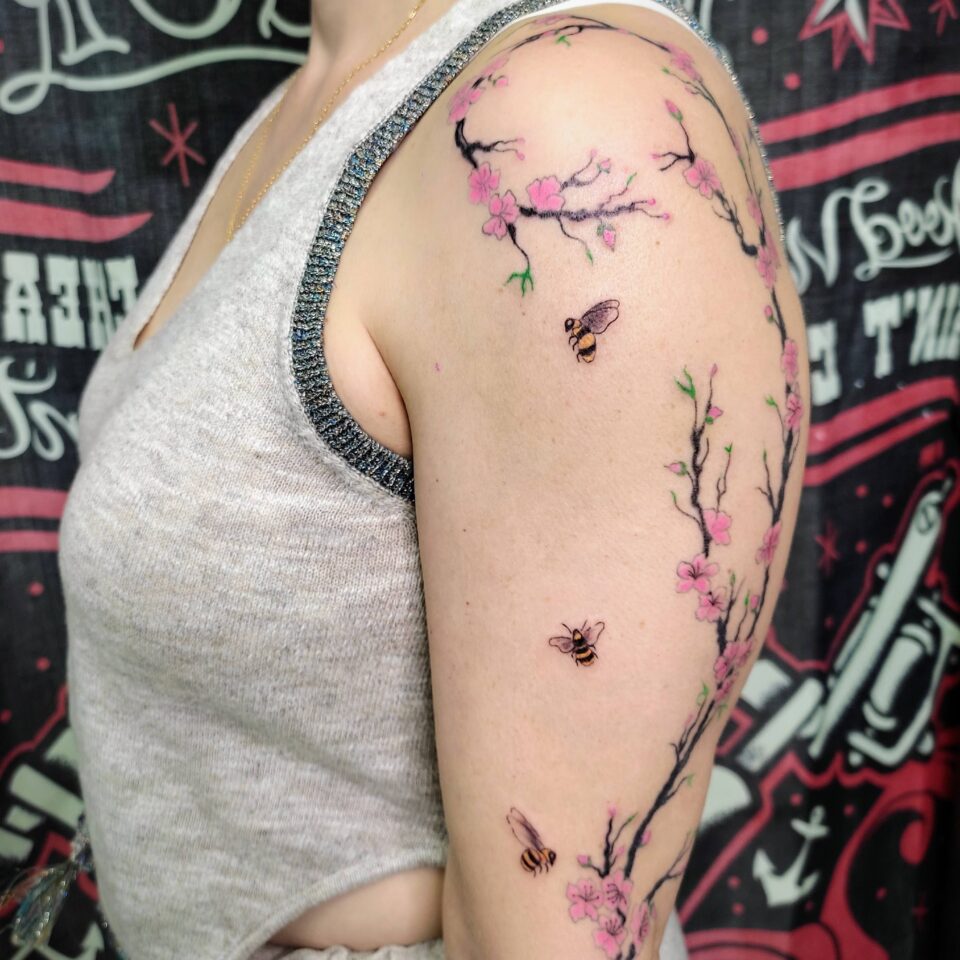 manga cerezo mujer tatuaje