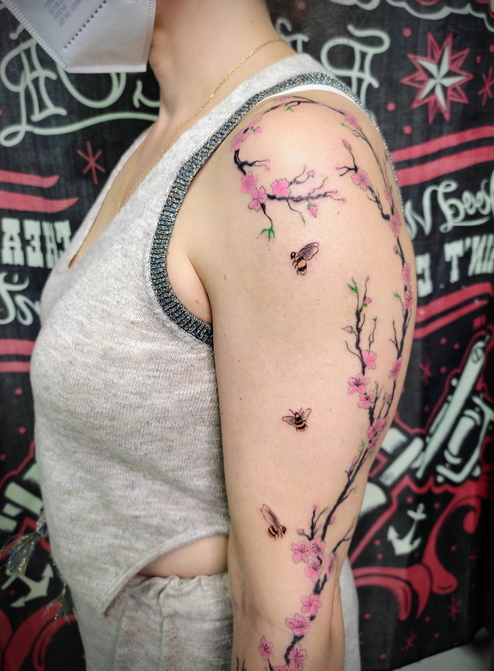 manga cerezo mujer tatuaje