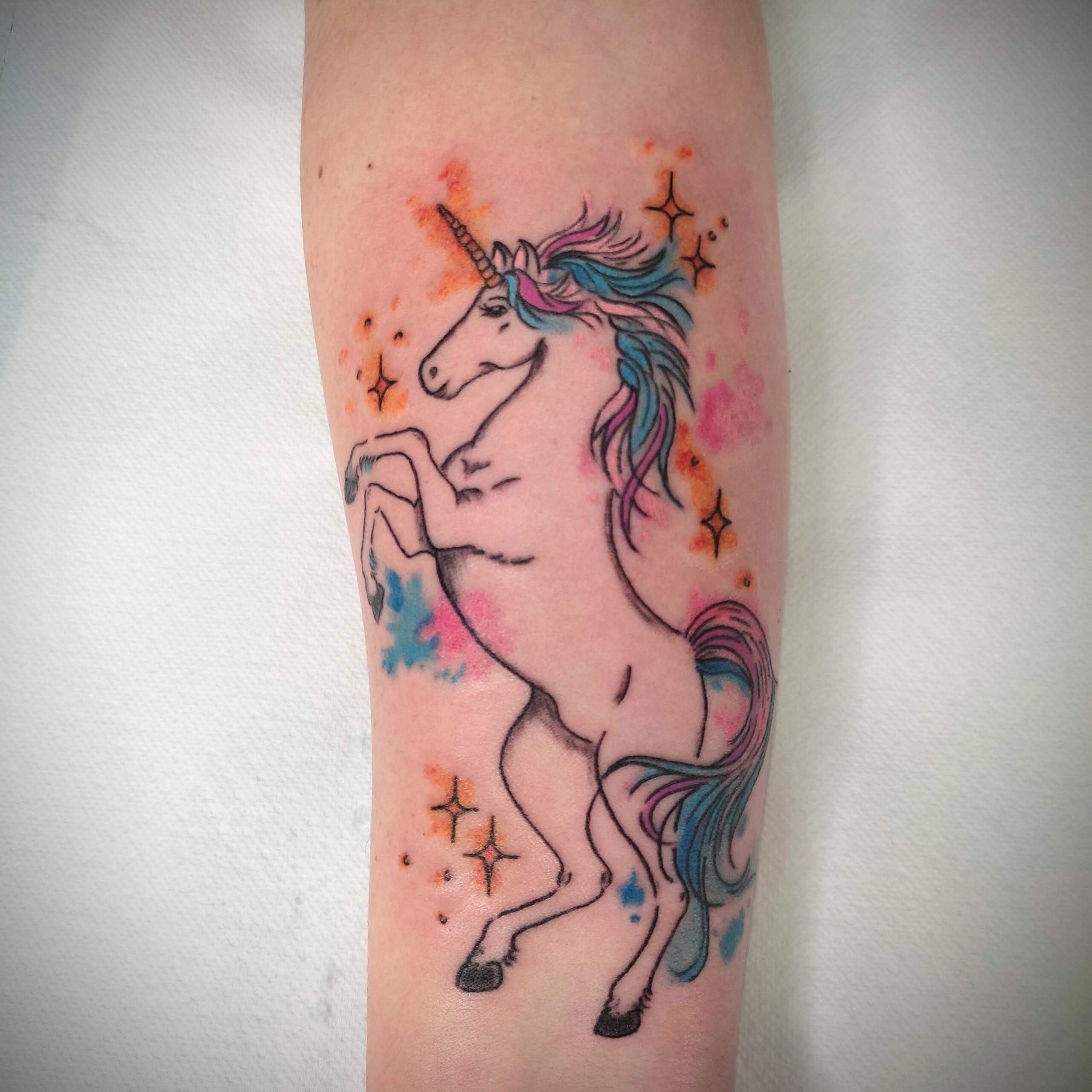 unicornio color acuarela tatuaje